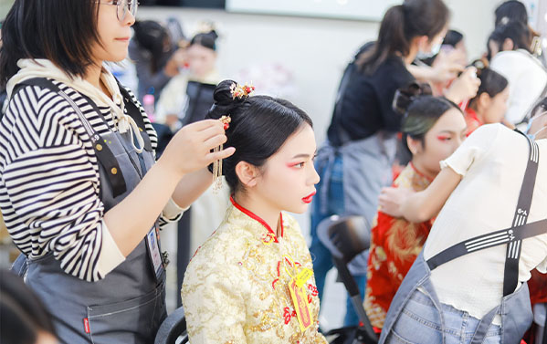 我们都在广州百美汇学形象设计!